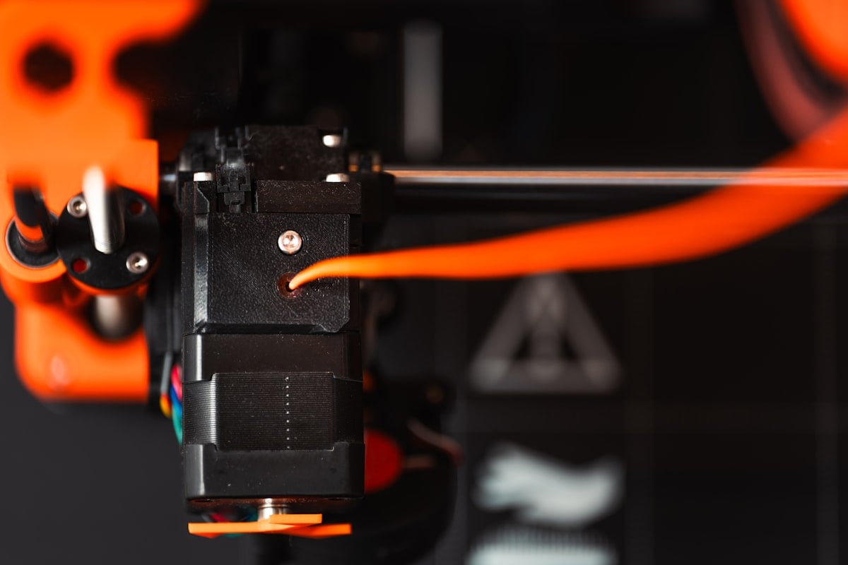 Buse d'impression 3D en gros plan, filament en cours de dépôt
